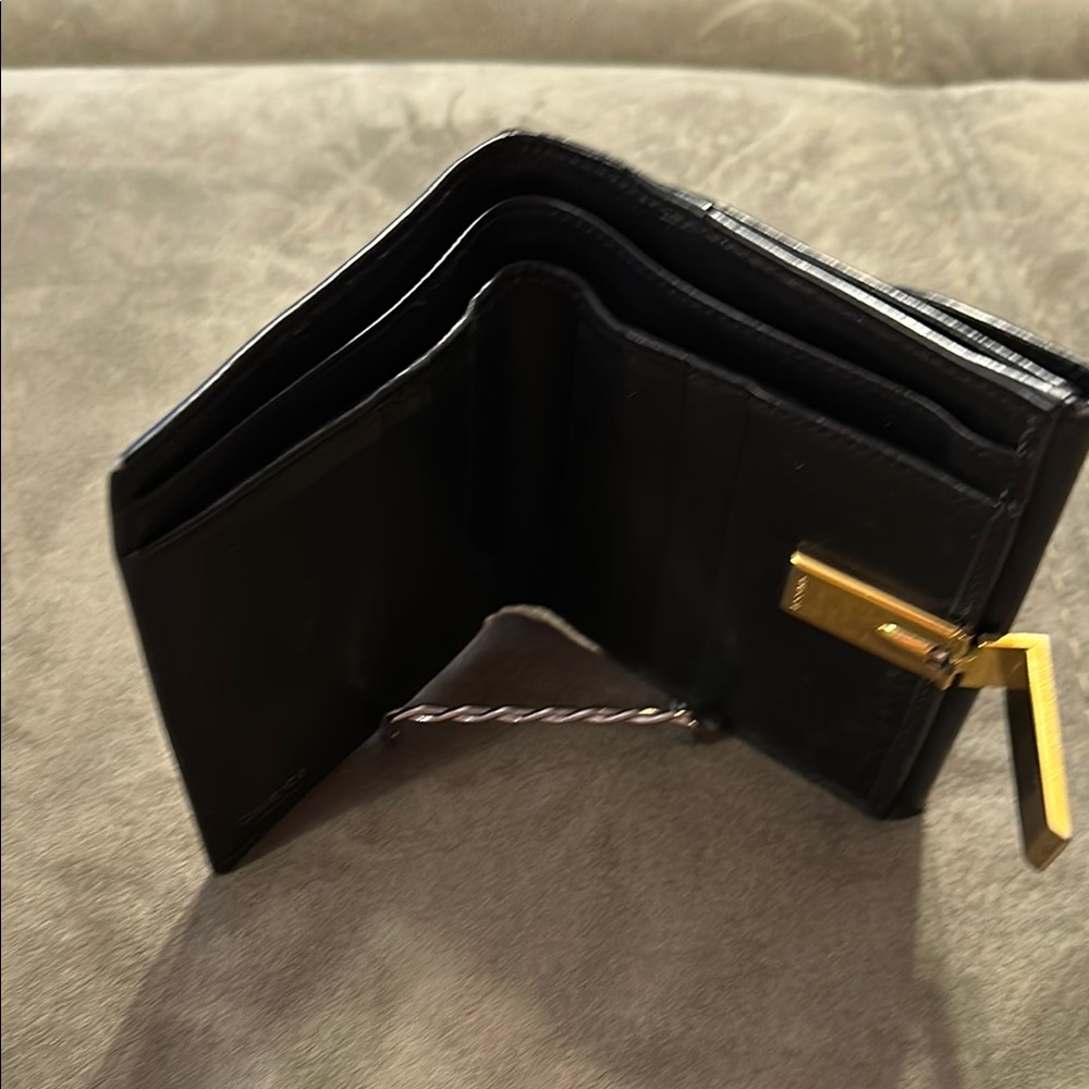 Gucci Black Leather Wallet with Gold Accent Unisex - Picture 3 of 10
